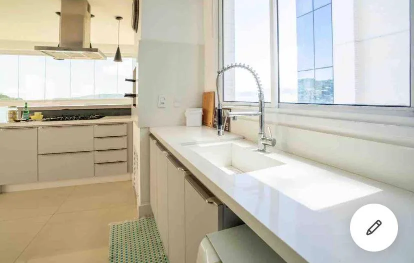 Praia do Canto: Ultra-Luxury Apartment with Beach Access in Itapema