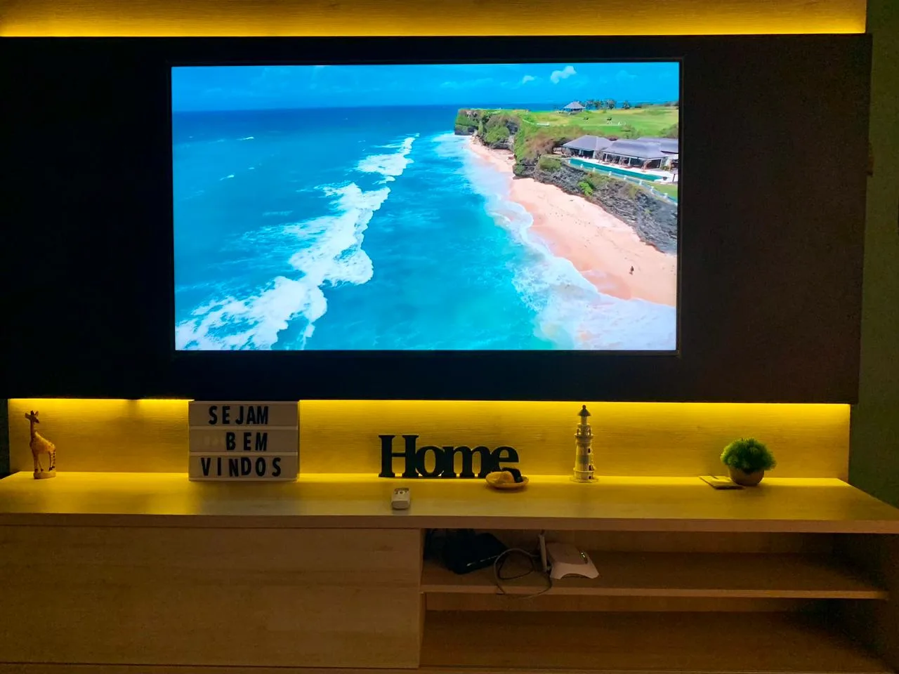 Praia do Canto: Ultra-Luxury Apartment with Beach Access in Itapema