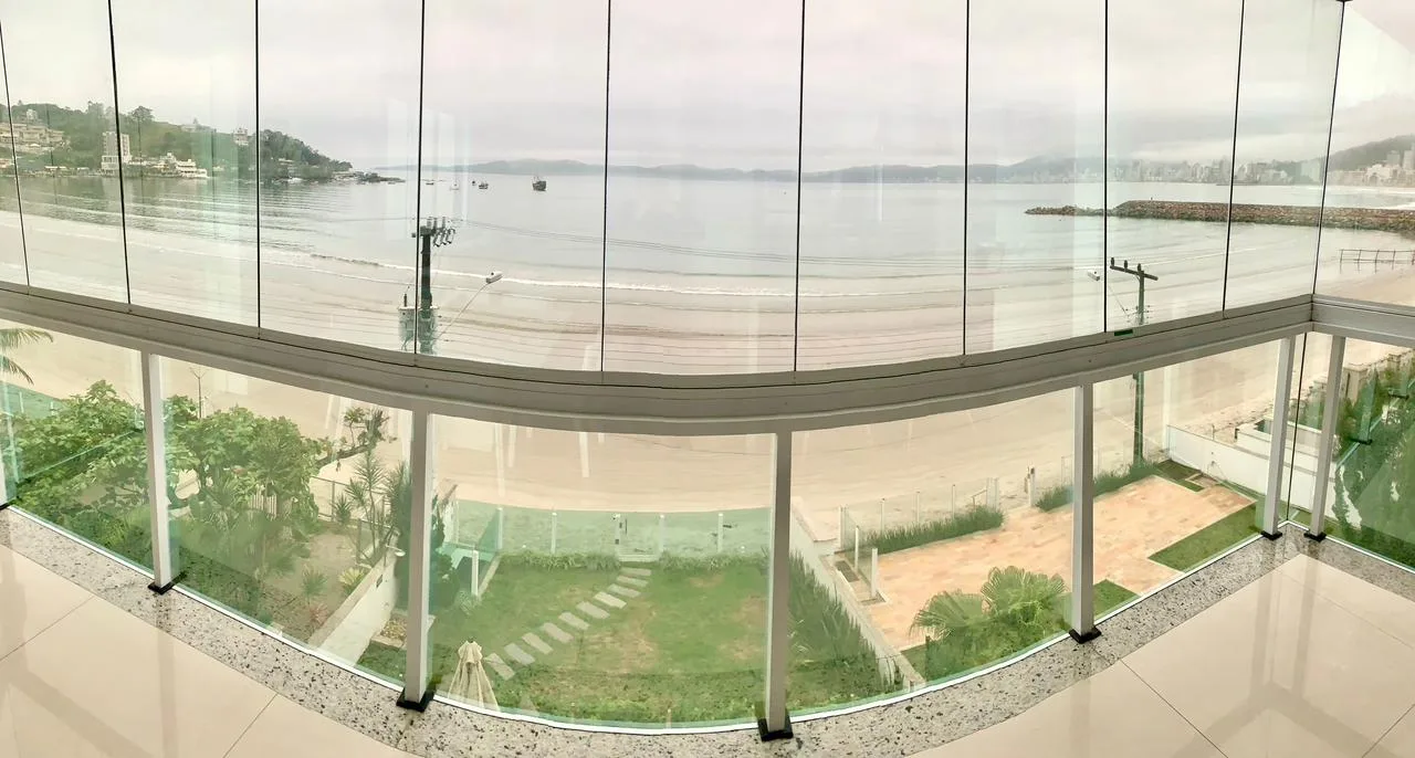 Praia do Canto: Ultra-Luxury Apartment with Beach Access in Itapema