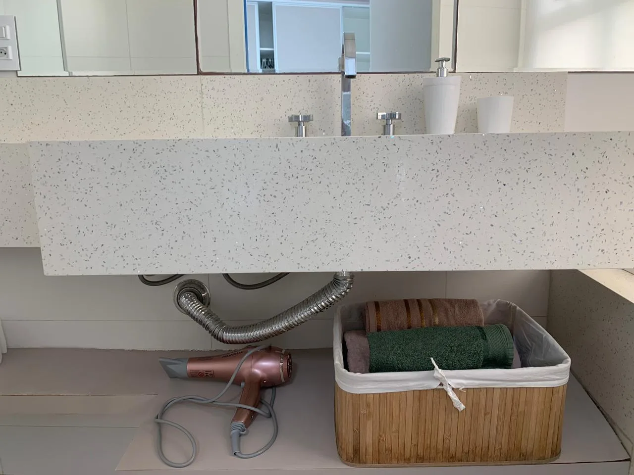 Praia do Canto: Ultra-Luxury Apartment with Beach Access in Itapema