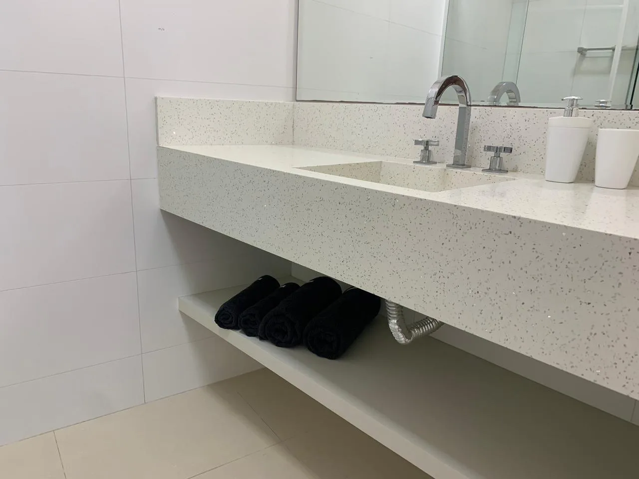 Praia do Canto: Ultra-Luxury Apartment with Beach Access in Itapema