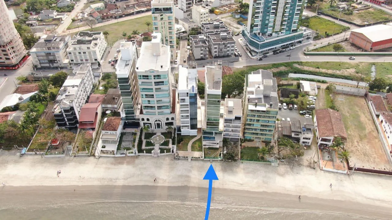 Praia do Canto: Ultra-Luxury Apartment with Beach Access in Itapema