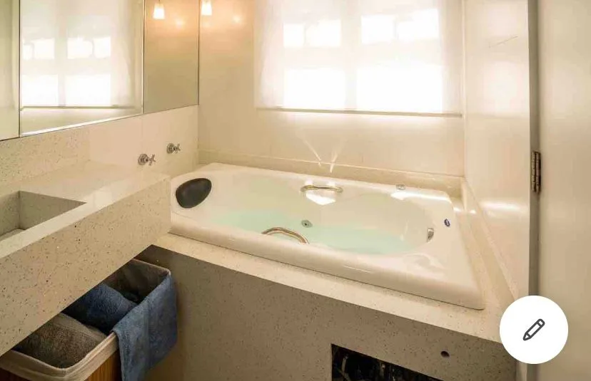 Praia do Canto: Ultra-Luxury Apartment with Beach Access in Itapema