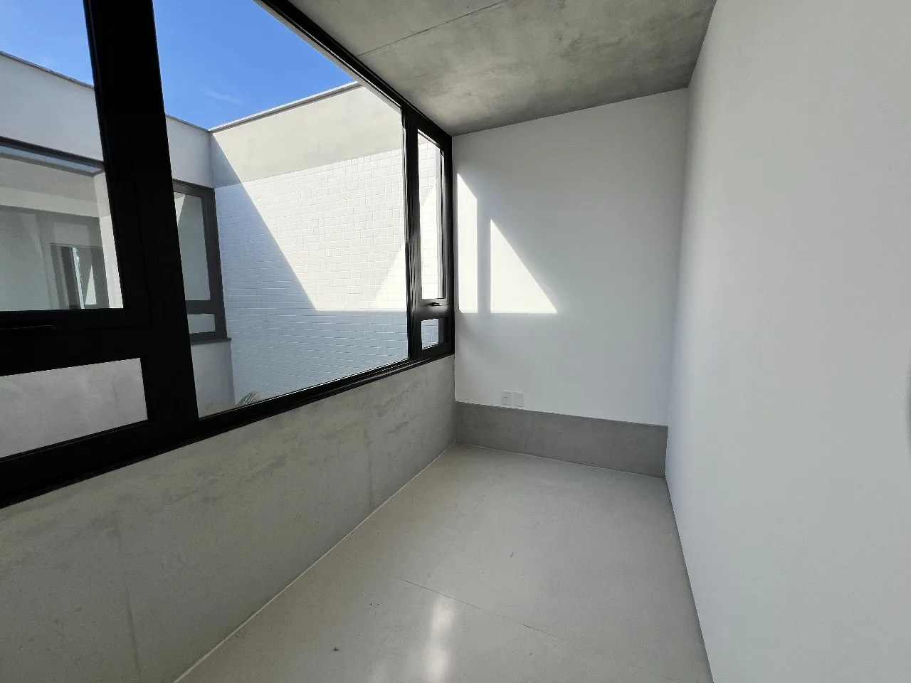 Casa Arquitetônica Premium com Jardim Interno em Florianópolis