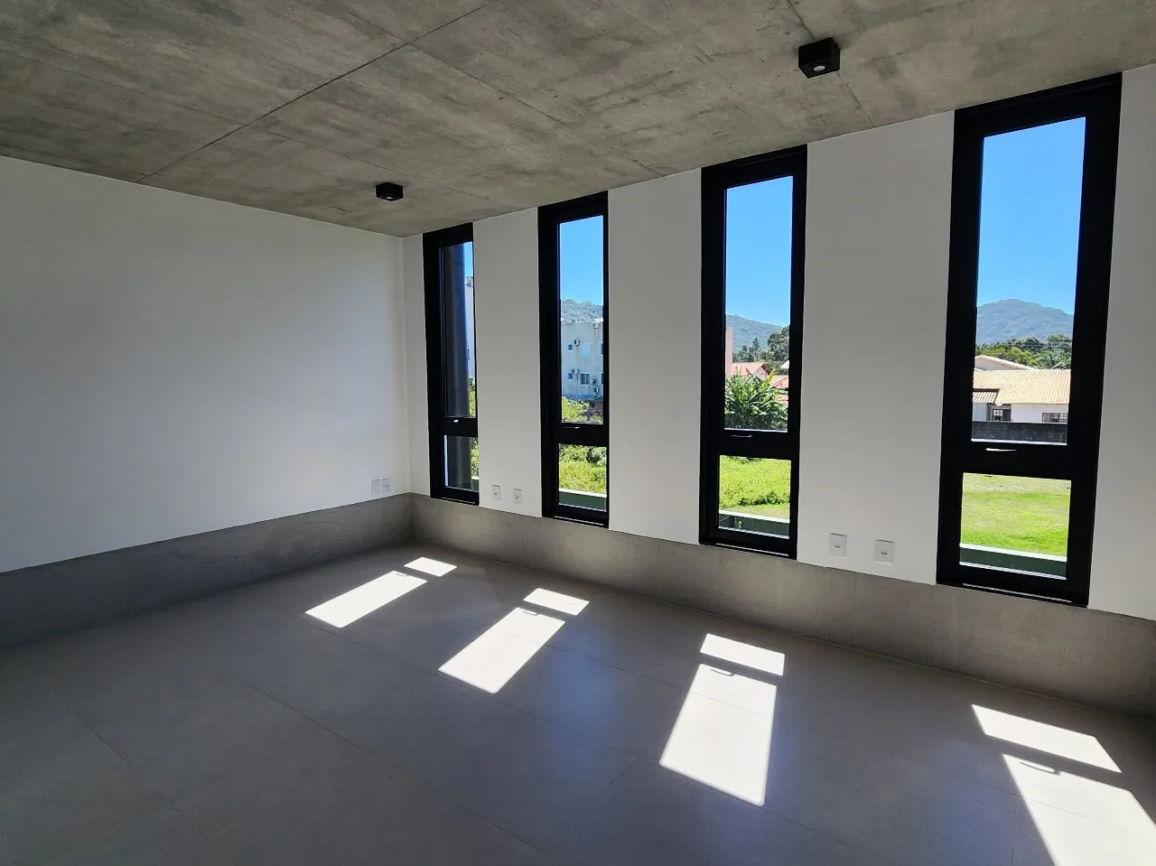 Casa Arquitetônica Premium com Jardim Interno em Florianópolis