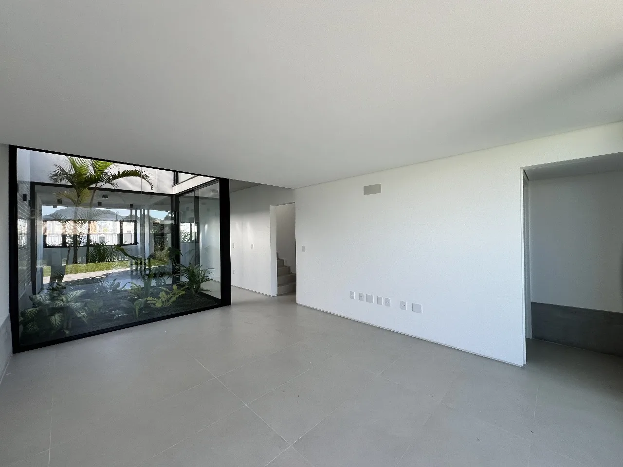 Casa Arquitetônica Premium com Jardim Interno em Florianópolis