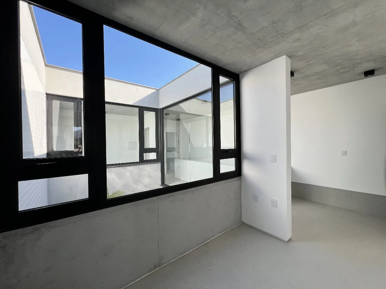 Casa Arquitetônica Premium com Jardim Interno em Florianópolis