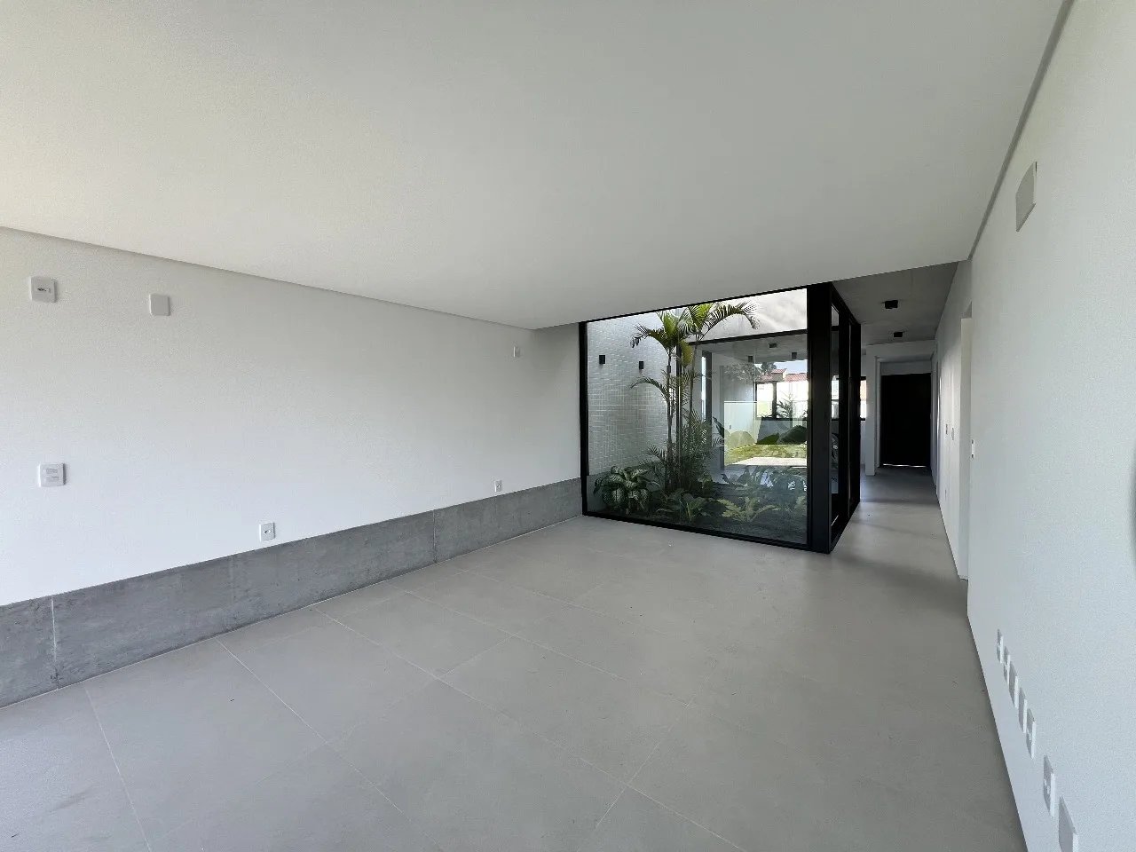Casa Arquitetônica Premium com Jardim Interno em Florianópolis