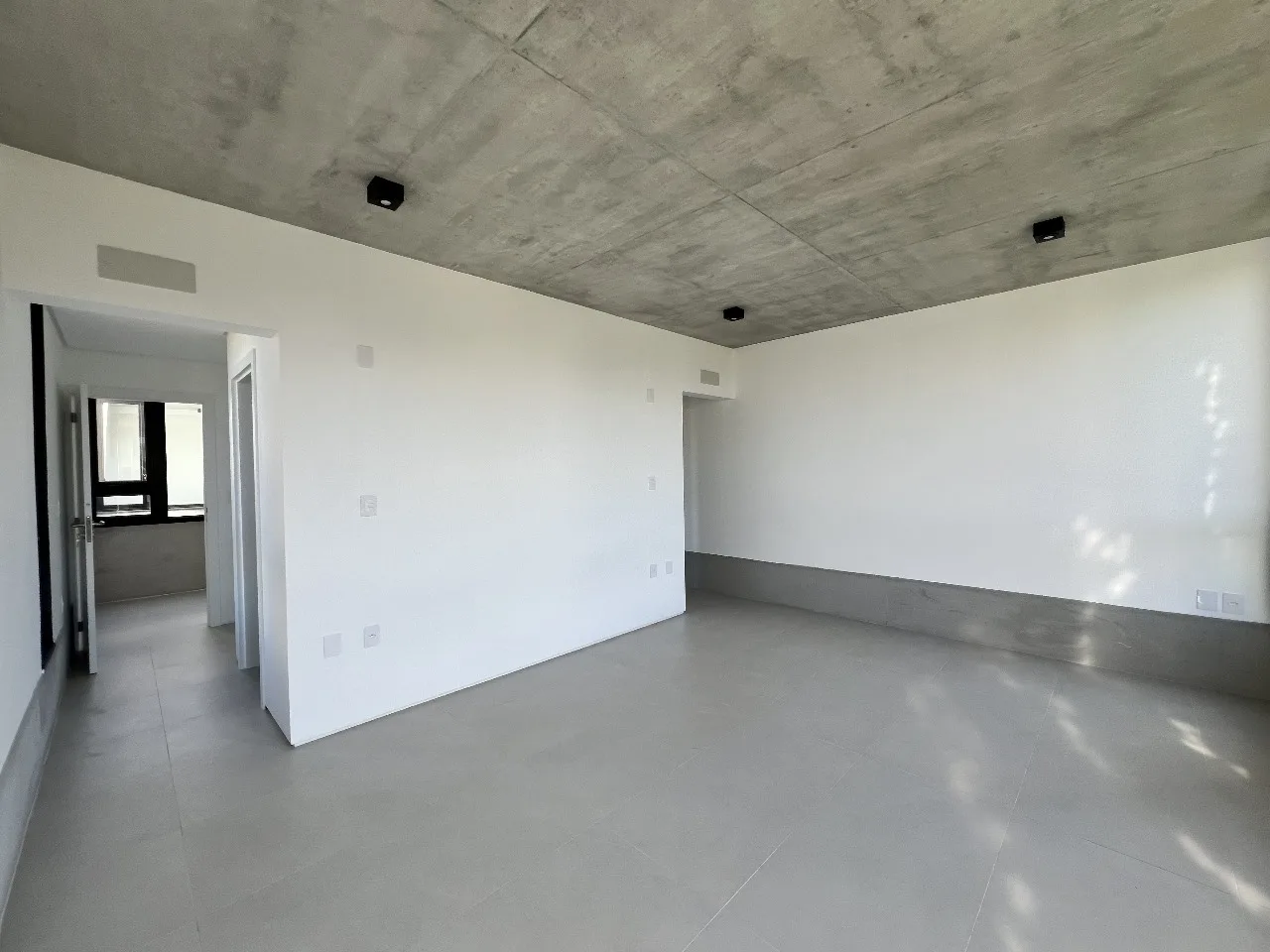Casa Arquitetônica Premium com Jardim Interno em Florianópolis