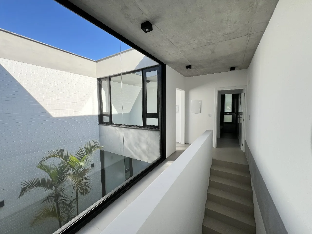 Casa Arquitetônica Premium com Jardim Interno em Florianópolis