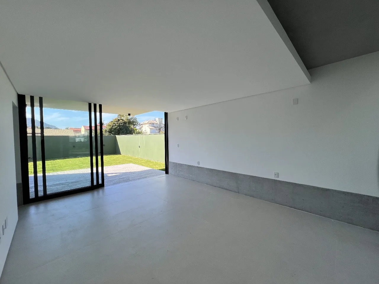 Casa Arquitetônica Premium com Jardim Interno em Florianópolis