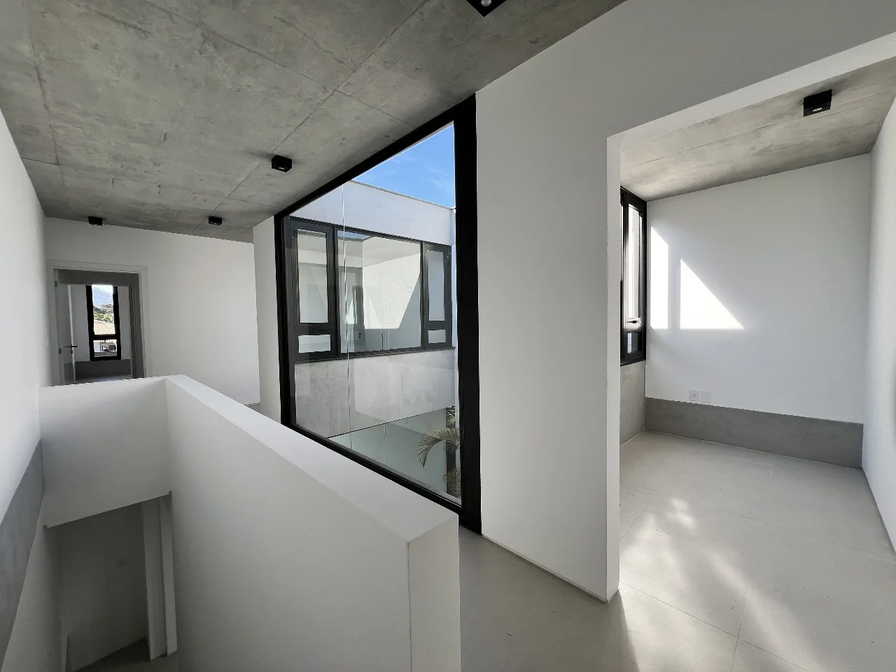Casa Arquitetônica Premium com Jardim Interno em Florianópolis