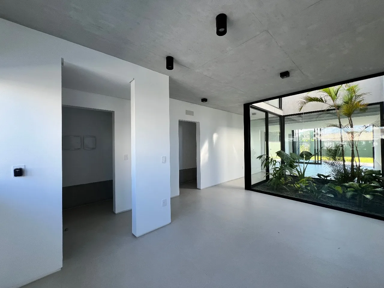 Casa Arquitetônica Premium com Jardim Interno em Florianópolis