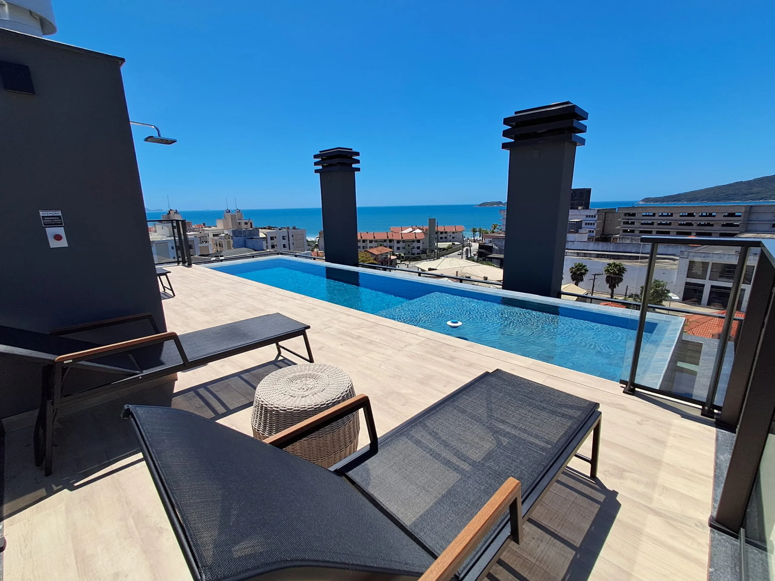Premium apartment with rooftop amenities and proximity to the beach in Ingleses Florianópolis