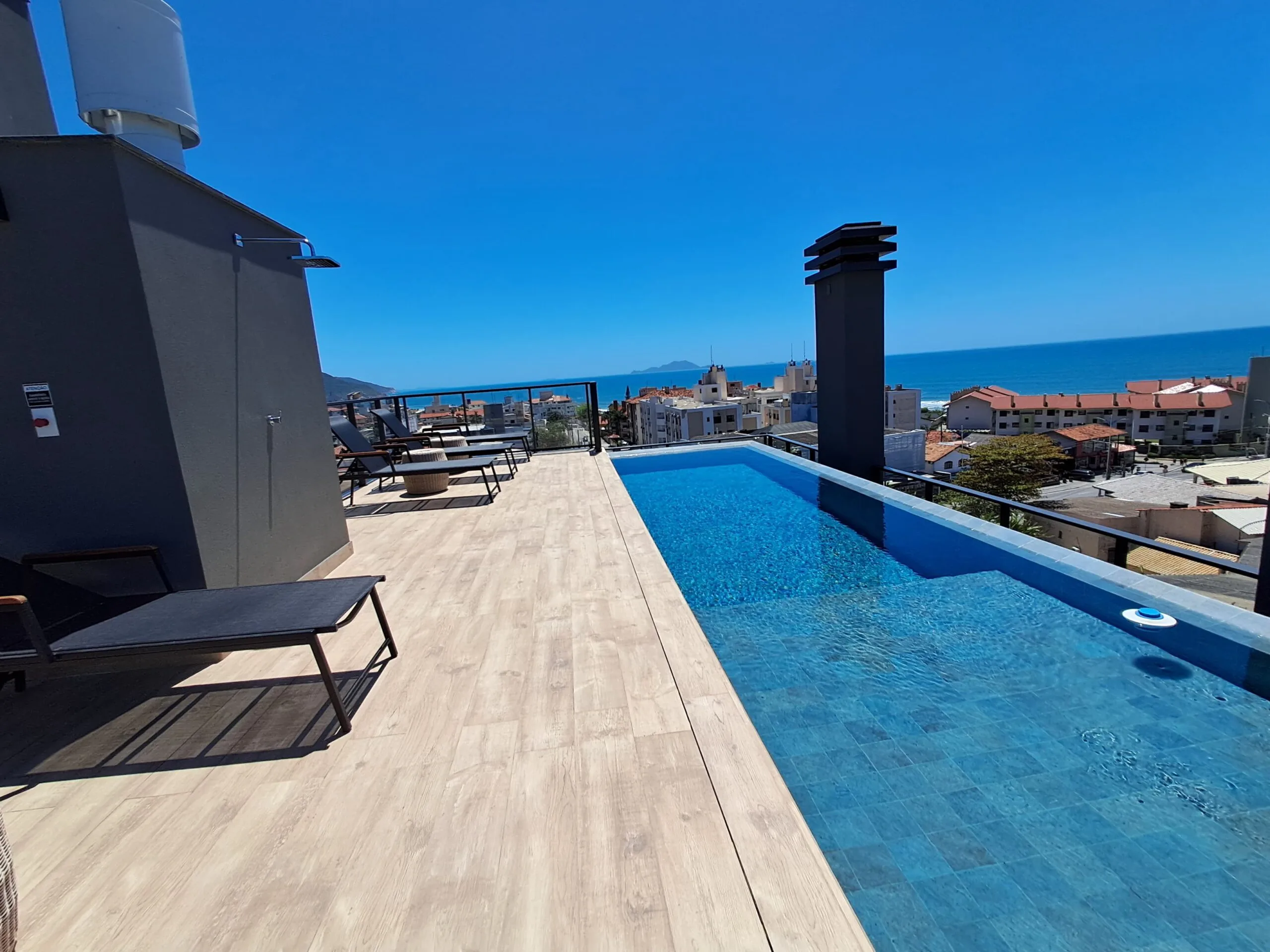 Premium apartment with rooftop amenities and proximity to the beach in Ingleses Florianópolis