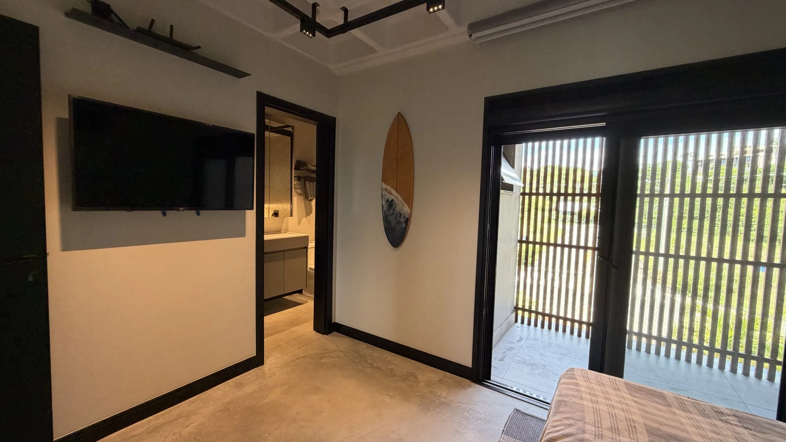 Gamboa Oceanfront: Luxury House with Permanent Sea Views in Florianópolis