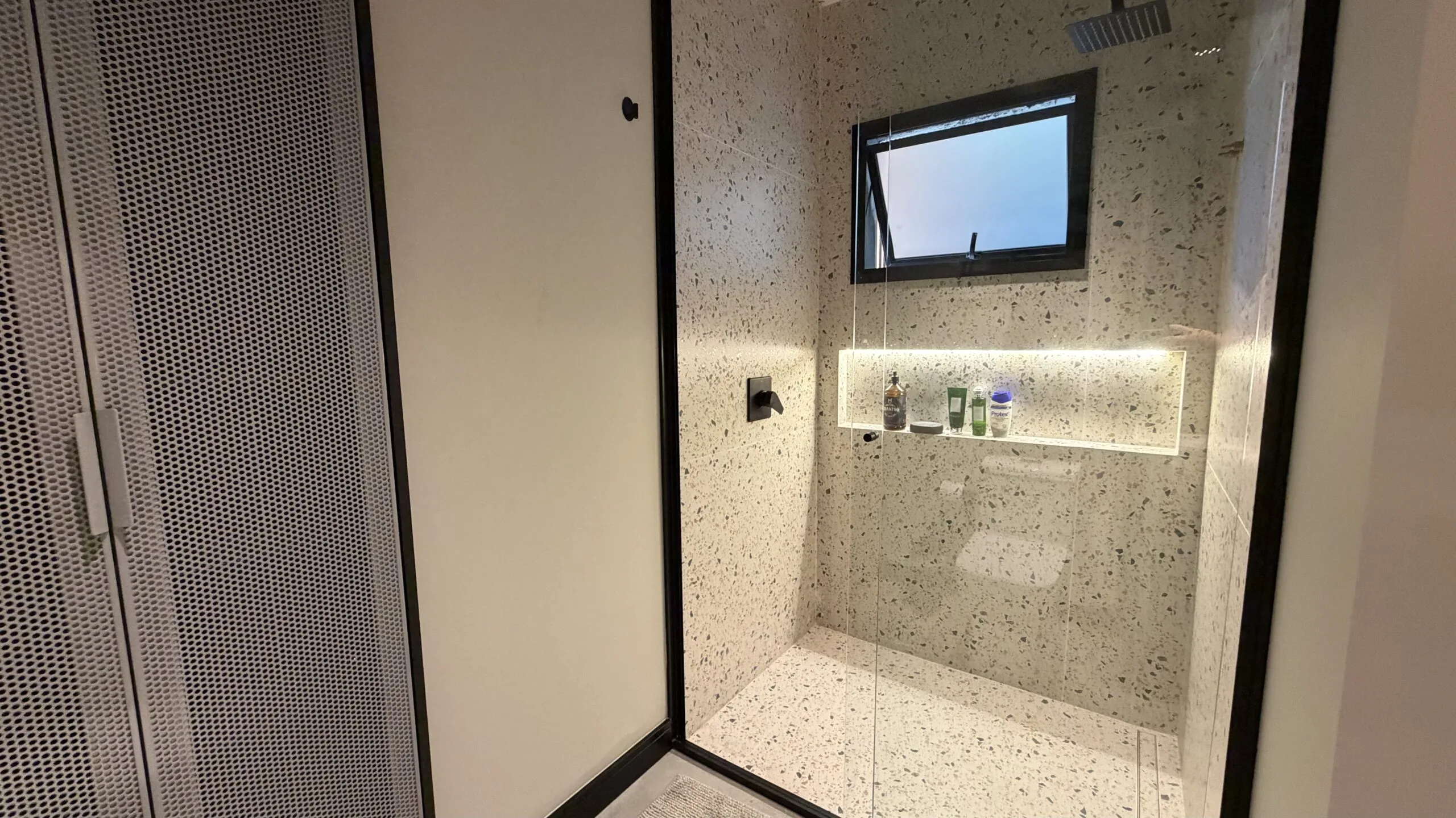 Gamboa Oceanfront: Luxury House with Permanent Sea Views in Florianópolis