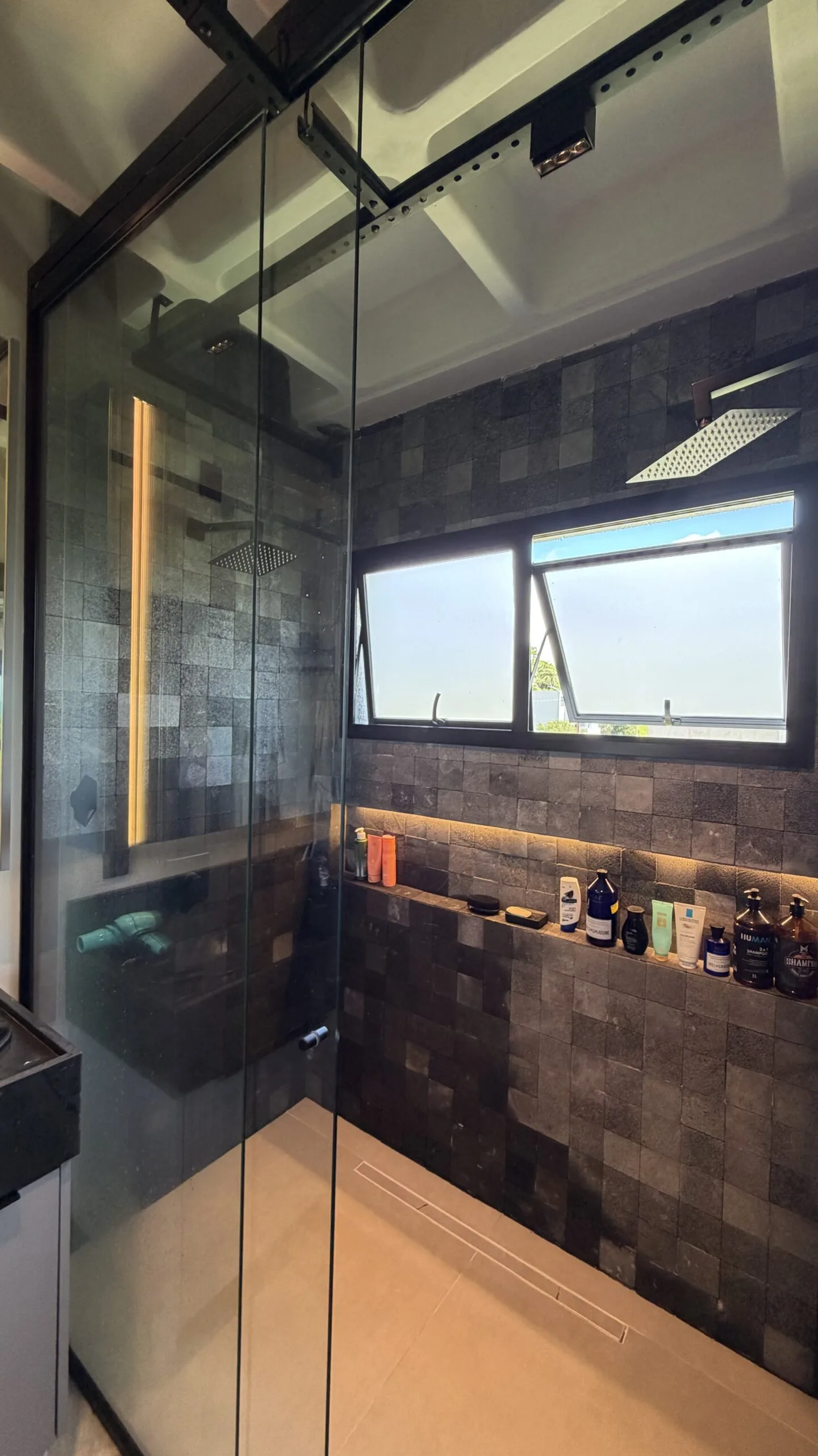 Gamboa Oceanfront: Luxury House with Permanent Sea Views in Florianópolis