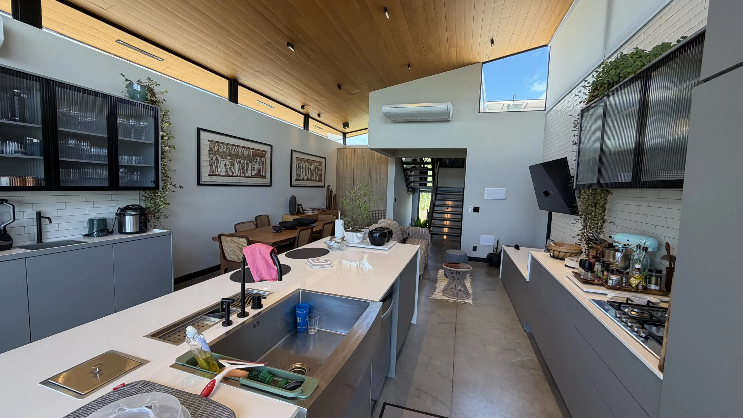 Gamboa Oceanfront: Luxury House with Permanent Sea Views in Florianópolis