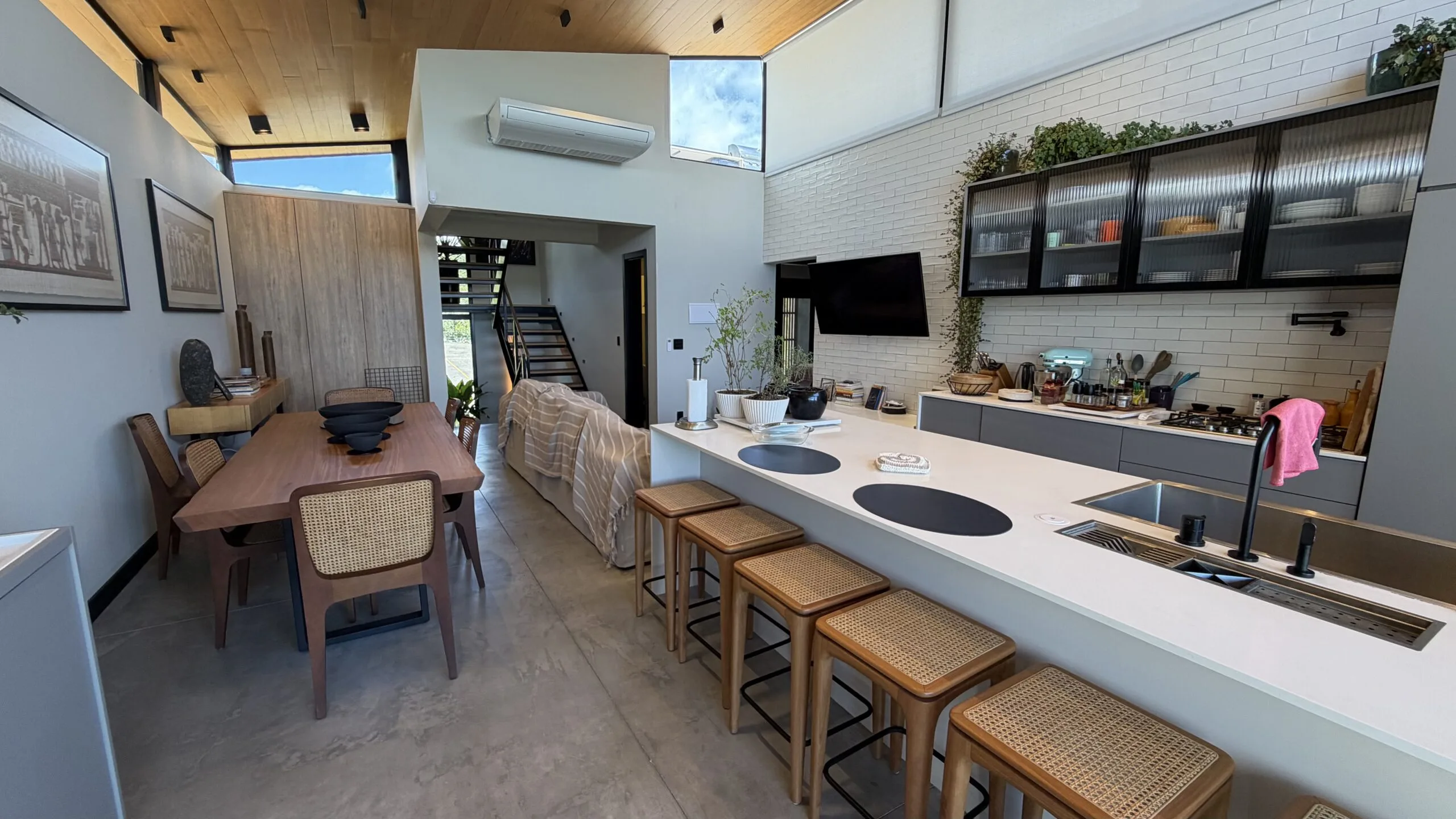 Gamboa Oceanfront: Luxury House with Permanent Sea Views in Florianópolis