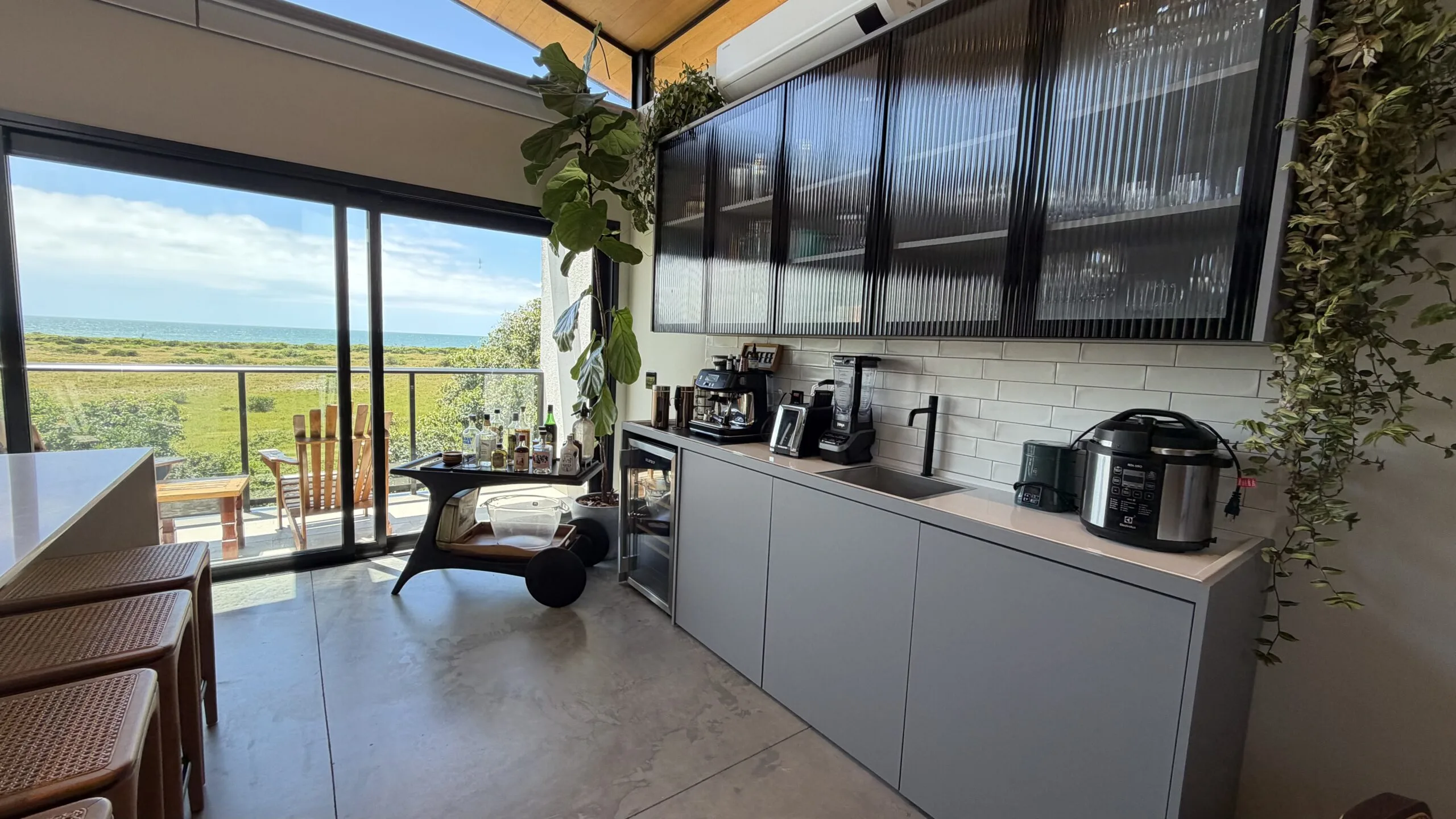 Gamboa Oceanfront: Luxury House with Permanent Sea Views in Florianópolis