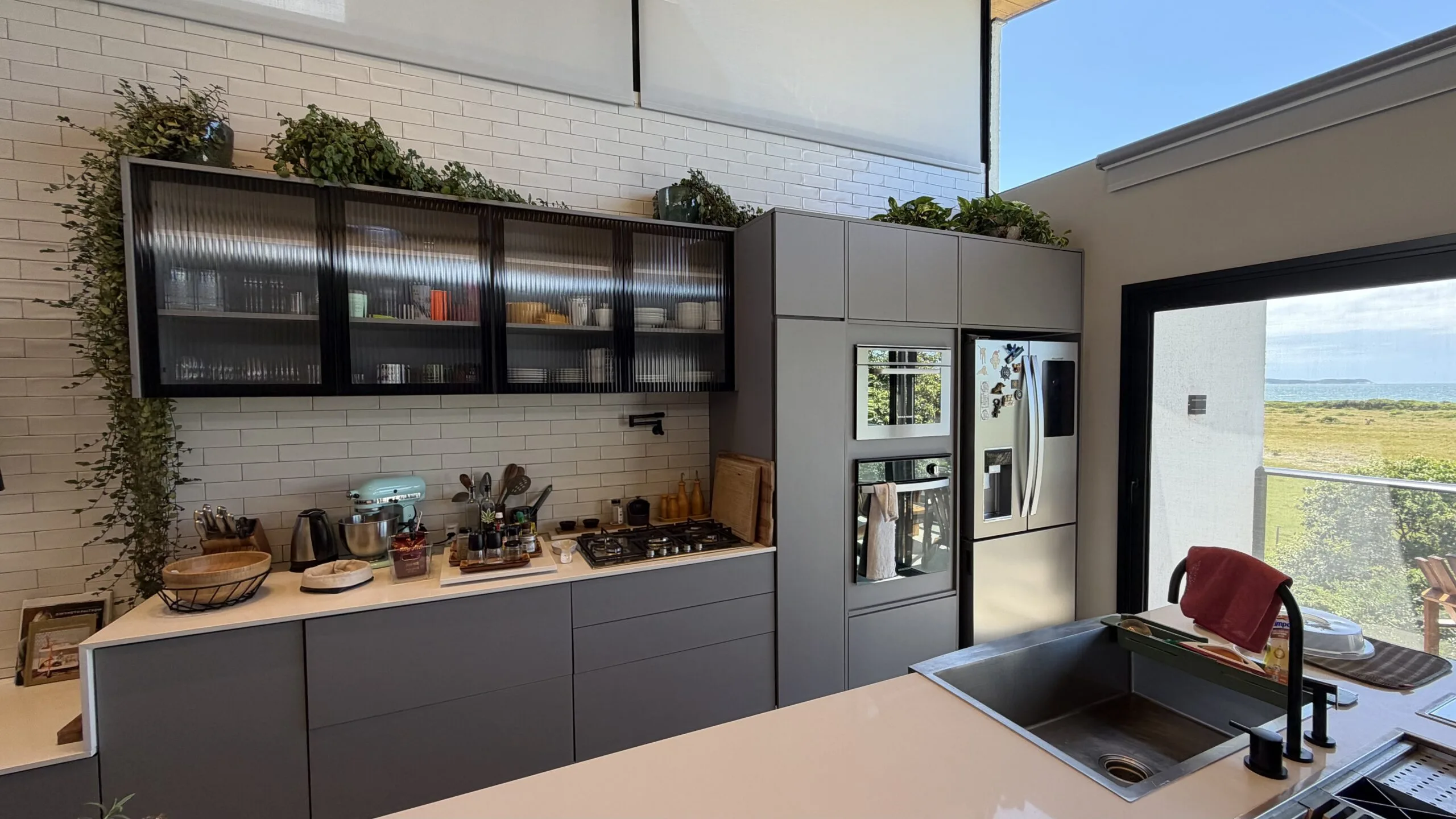 Gamboa Oceanfront: Luxury House with Permanent Sea Views in Florianópolis