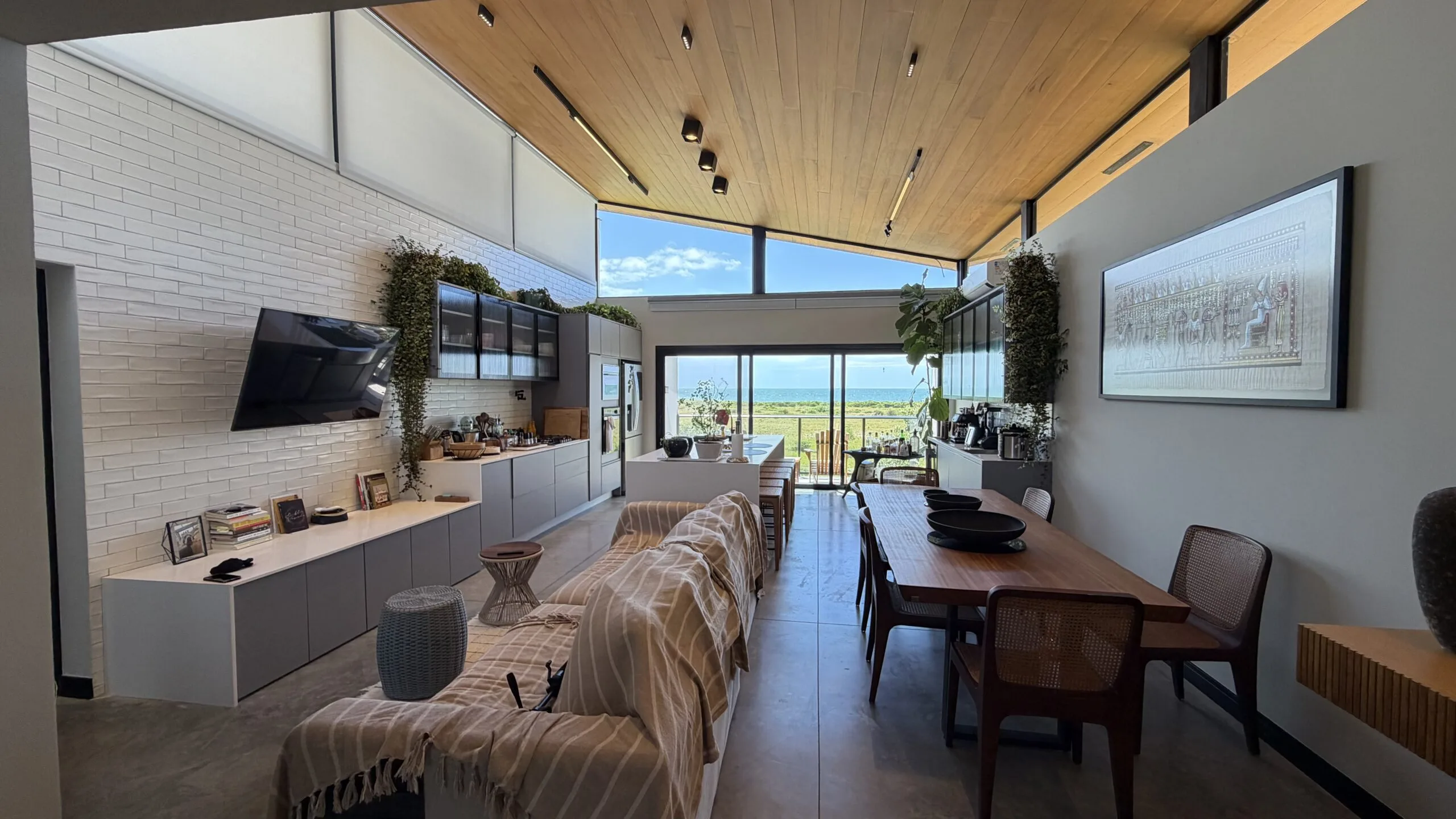 Gamboa Oceanfront: Luxury House with Permanent Sea Views in Florianópolis