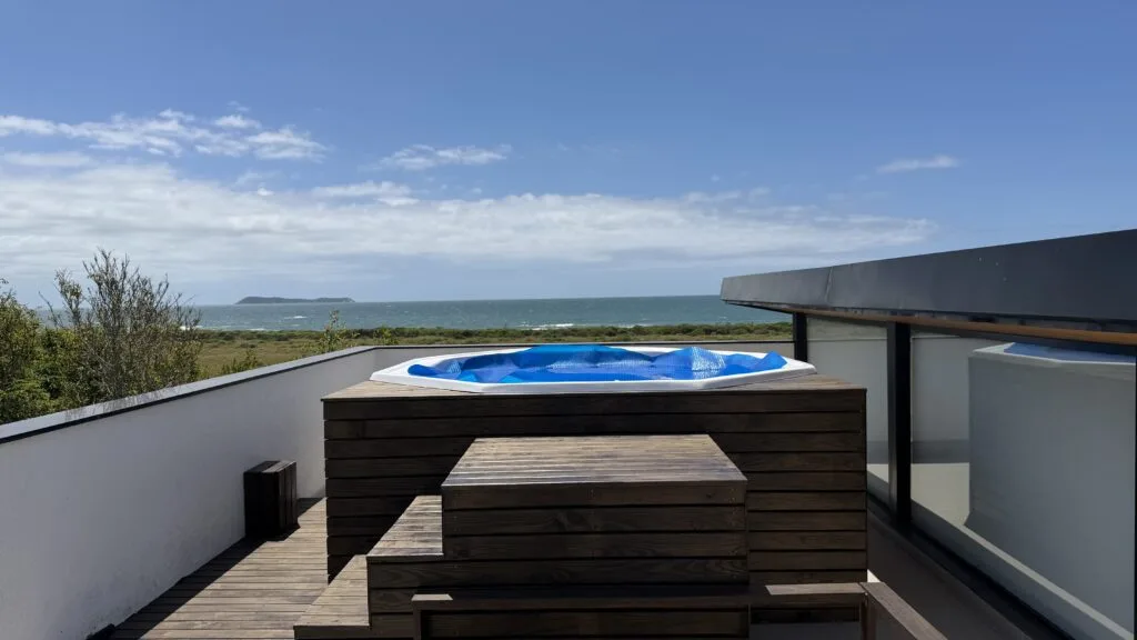 Gamboa Oceanfront: Luxury House with Permanent Sea Views in Florianópolis