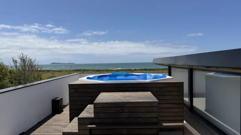 Gamboa Oceanfront: Luxury House with Permanent Sea Views in Florianópolis — Gamboa, Florianópolis