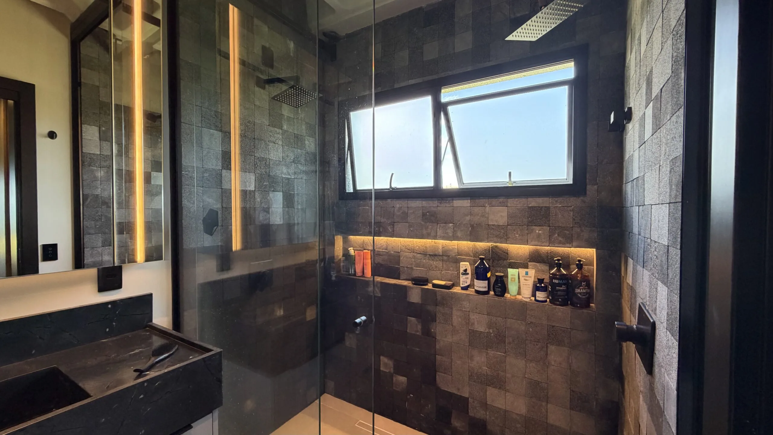 Gamboa Oceanfront: Luxury House with Permanent Sea Views in Florianópolis