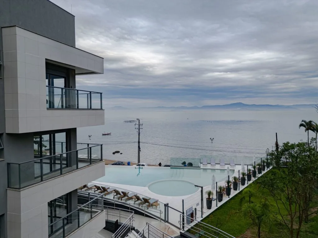 Miragio Cacupé: Luxury Residence in Florianópolis