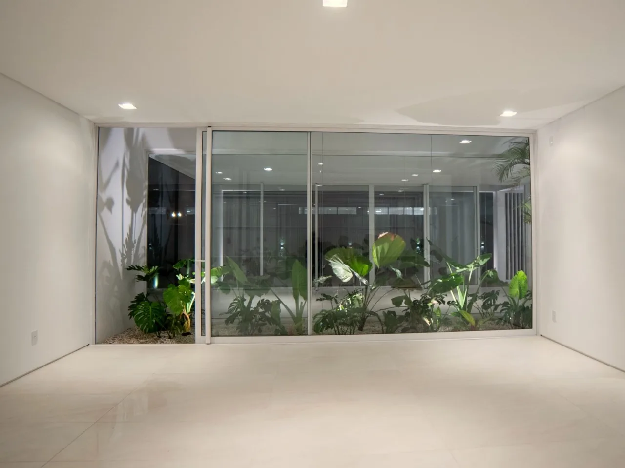 Red Park: Luxury House with Winter Garden in Florianópolis