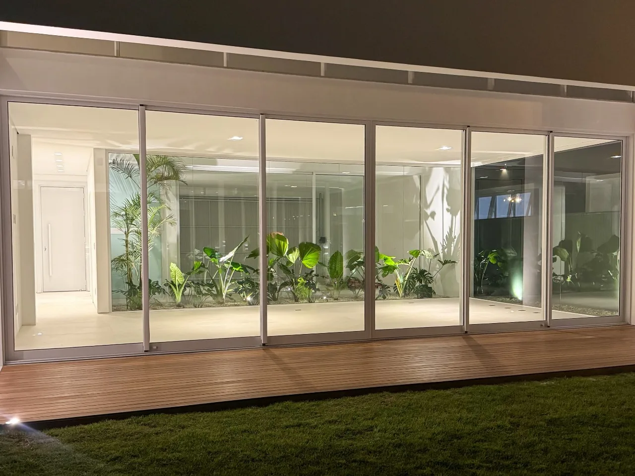 Red Park: Luxury House with Winter Garden in Florianópolis