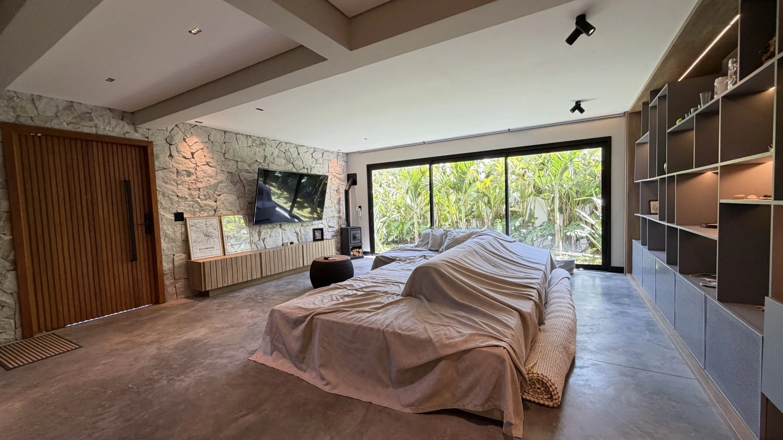 Gamboa Oceanfront: Luxury House with Permanent Sea Views in Florianópolis