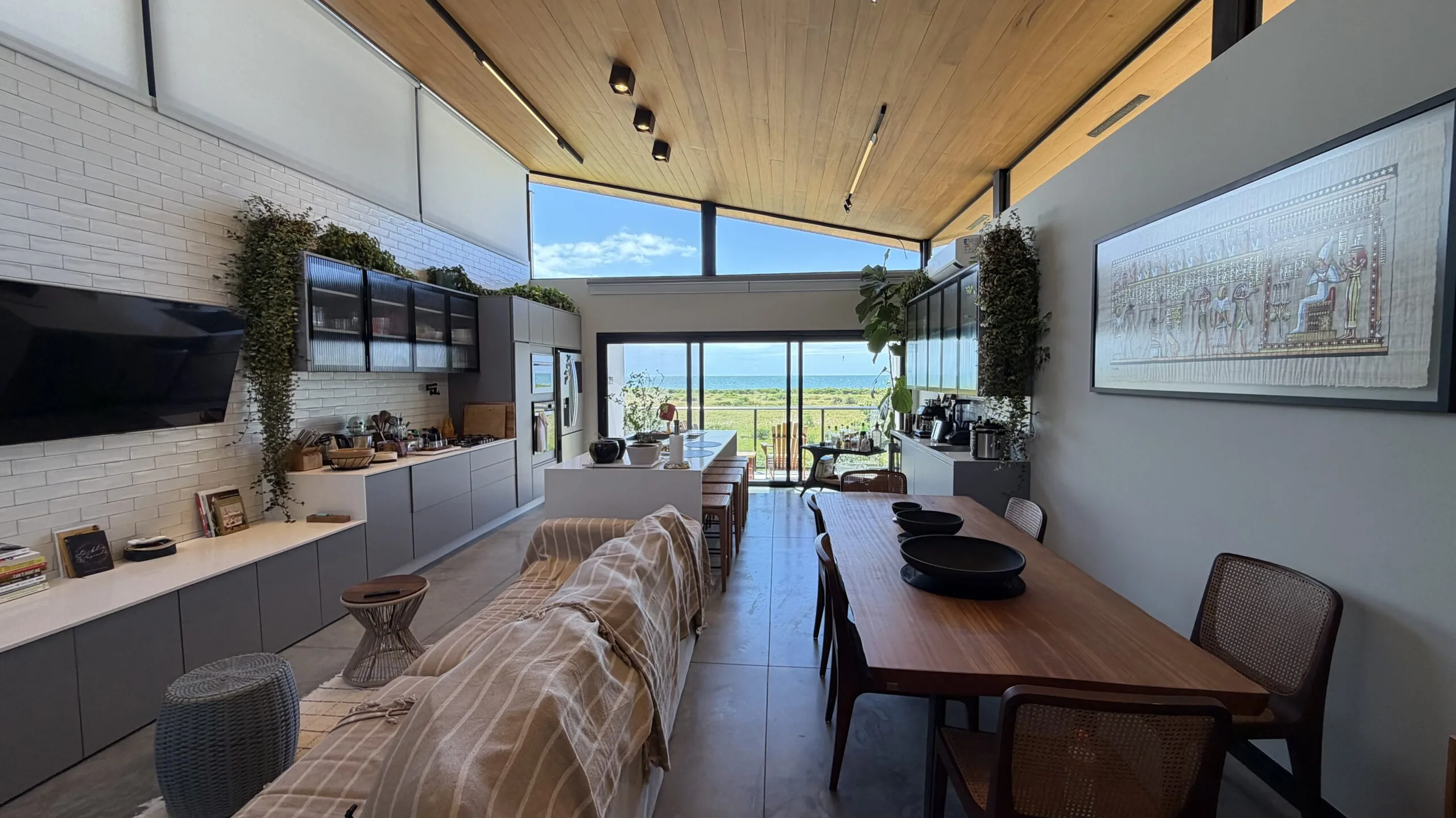 Gamboa Oceanfront: Luxury House with Permanent Sea Views in Florianópolis