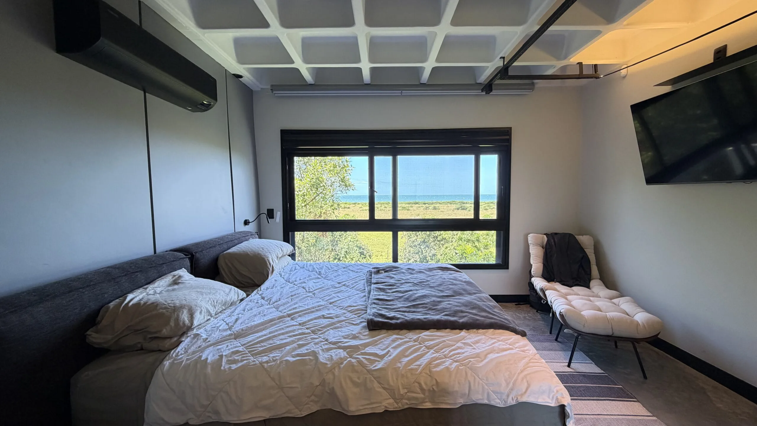 Gamboa Oceanfront: Luxury House with Permanent Sea Views in Florianópolis
