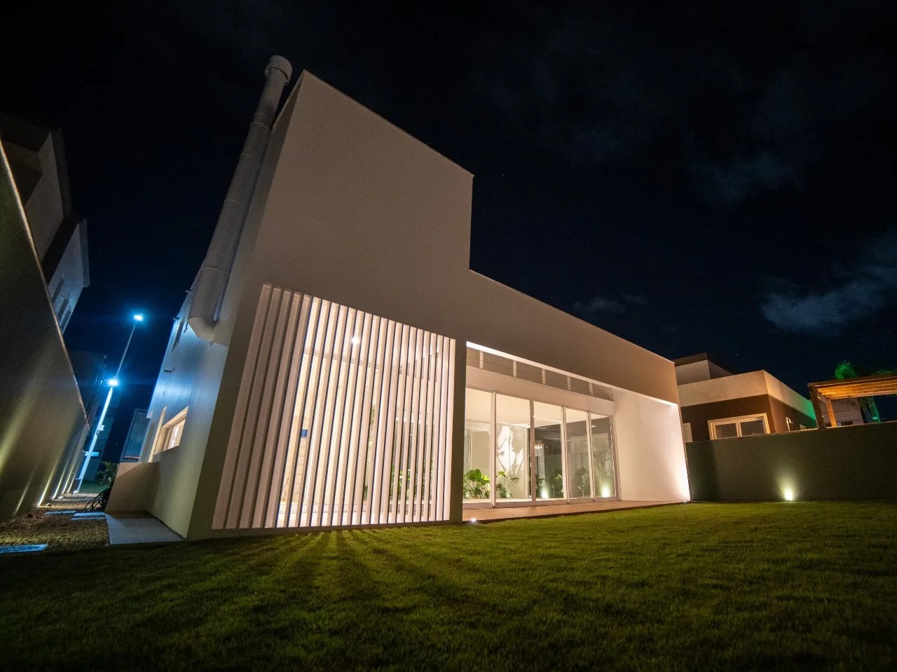 Red Park: Luxury House with Winter Garden in Rio Vermelho