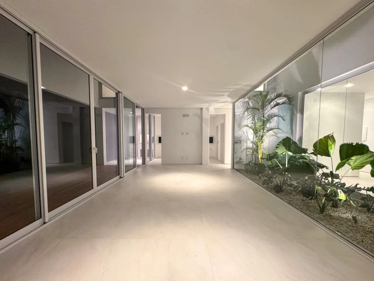 Red Park: Luxury House with Winter Garden in Rio Vermelho