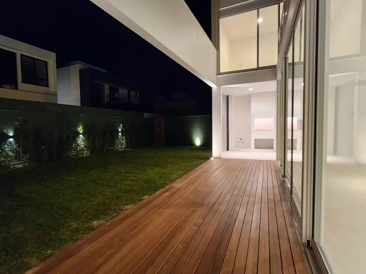 Red Park: Luxury House with Winter Garden in Rio Vermelho