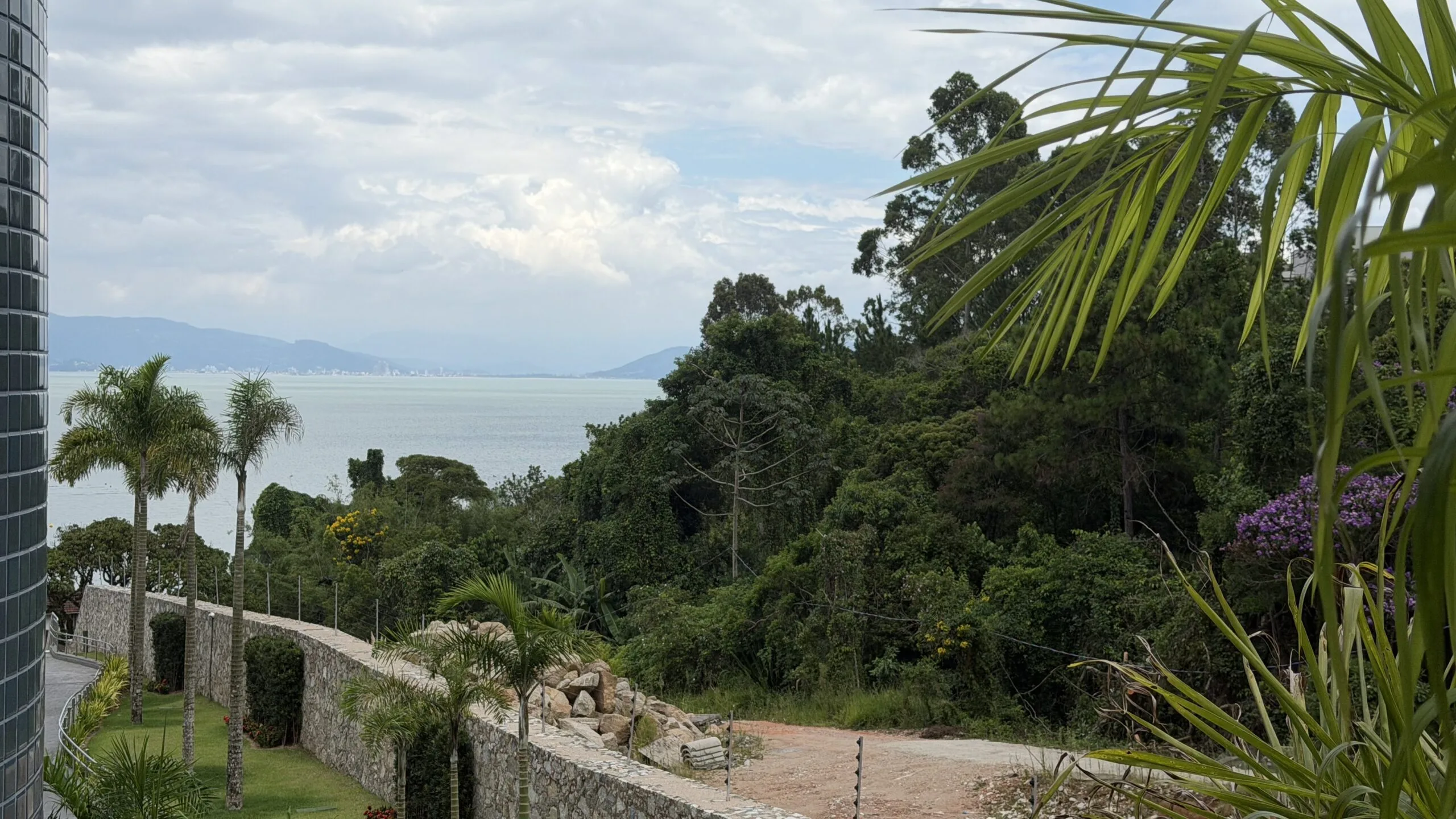 Miragio Cacupé: Luxury Residence in Florianópolis
