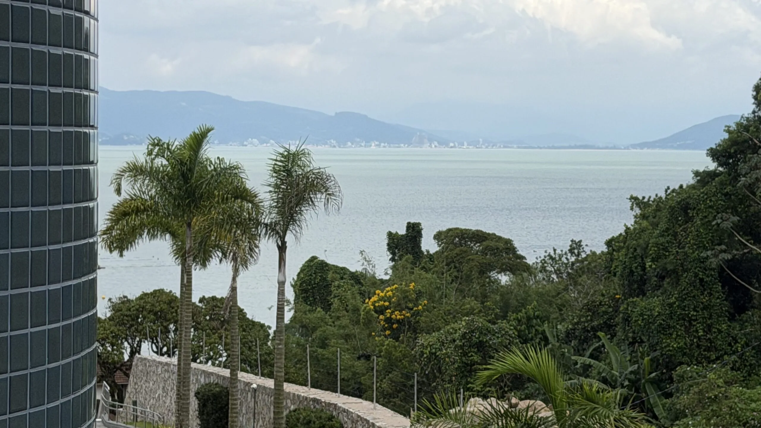 Miragio Cacupé: Luxury Residence in Florianópolis