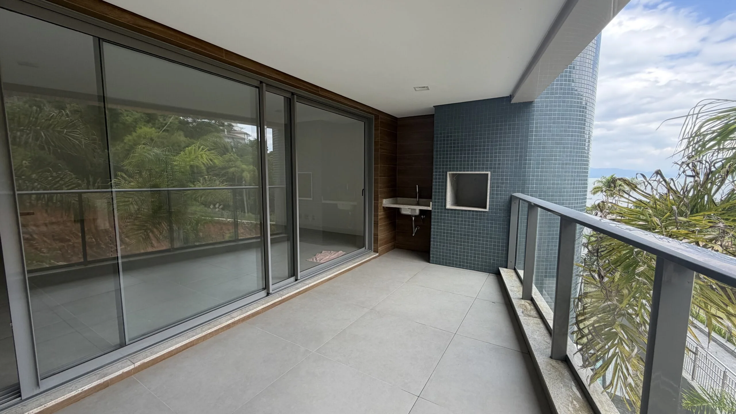 Miragio Cacupé: Luxury Residence in Florianópolis