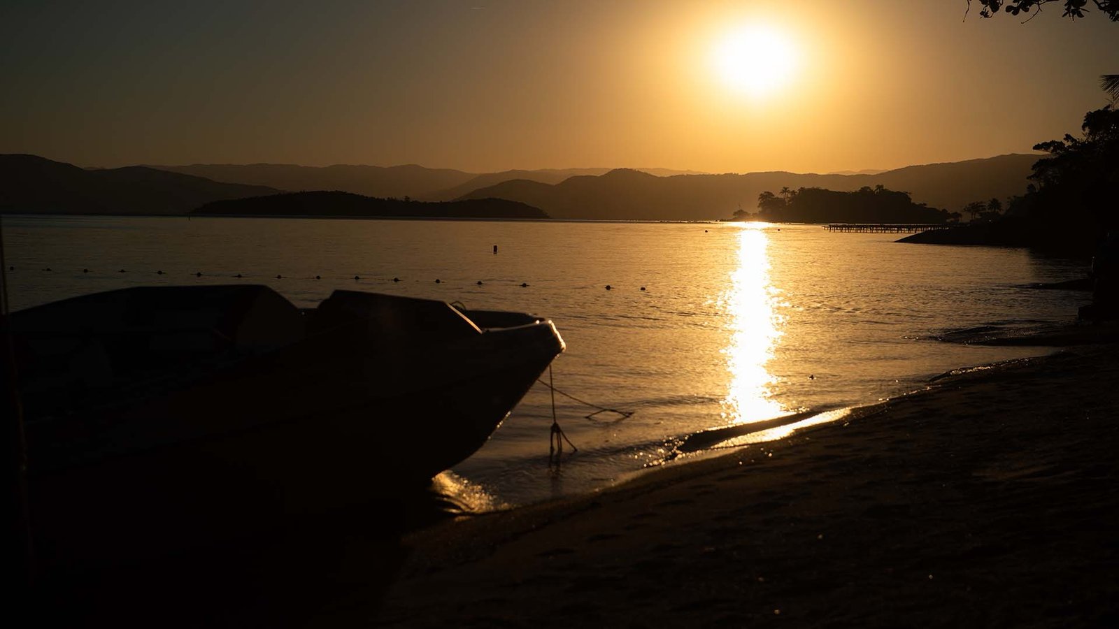 Terraço Cacupé: Exquisite Suspended Mansion with Private Pier in Cacupé