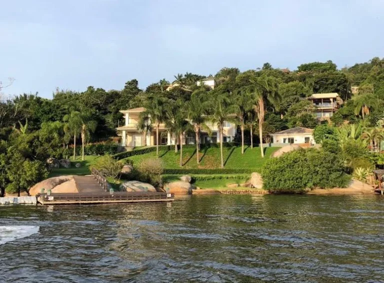 The Magic Island Unveiled: Navigating the Luxury Property Market in Florianópolis with Rocks Investments