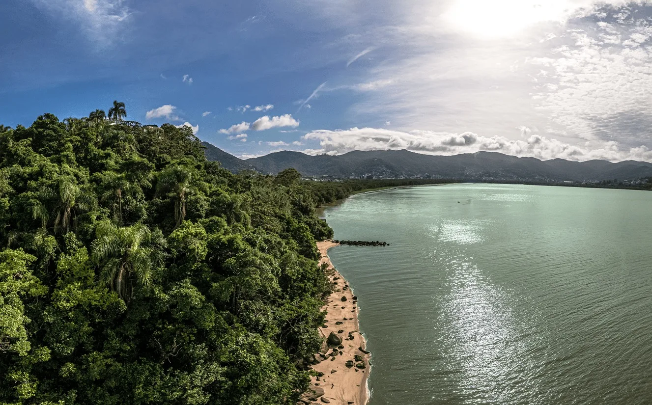 Terraço Cacupé: Exquisite Suspended Mansion with Private Pier in Cacupé