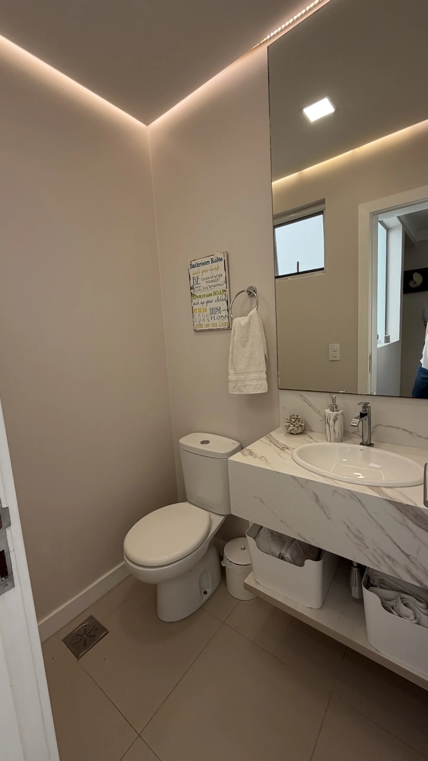 Refined Apartment with Mountain Vistas in Ingleses