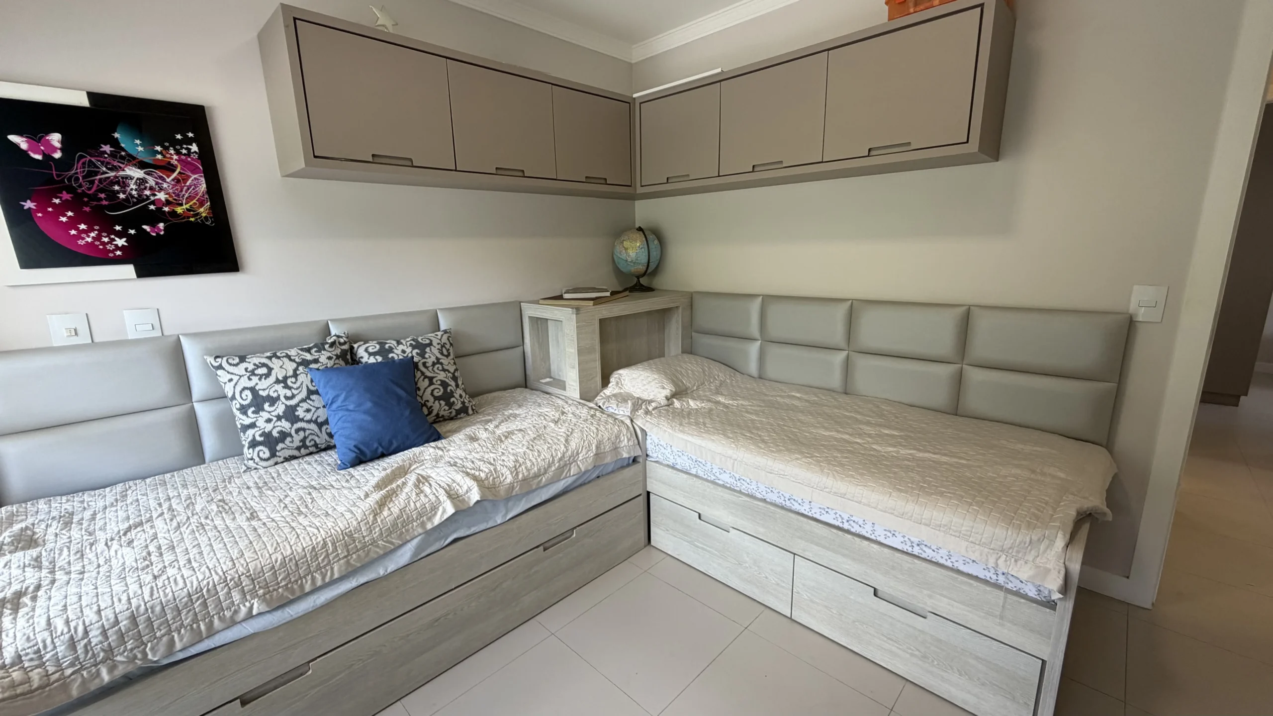 Refined Apartment with Mountain Vistas in Ingleses