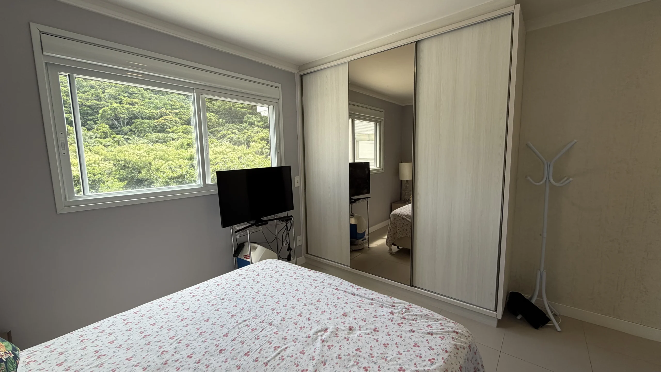 Refined Apartment with Mountain Vistas in Ingleses