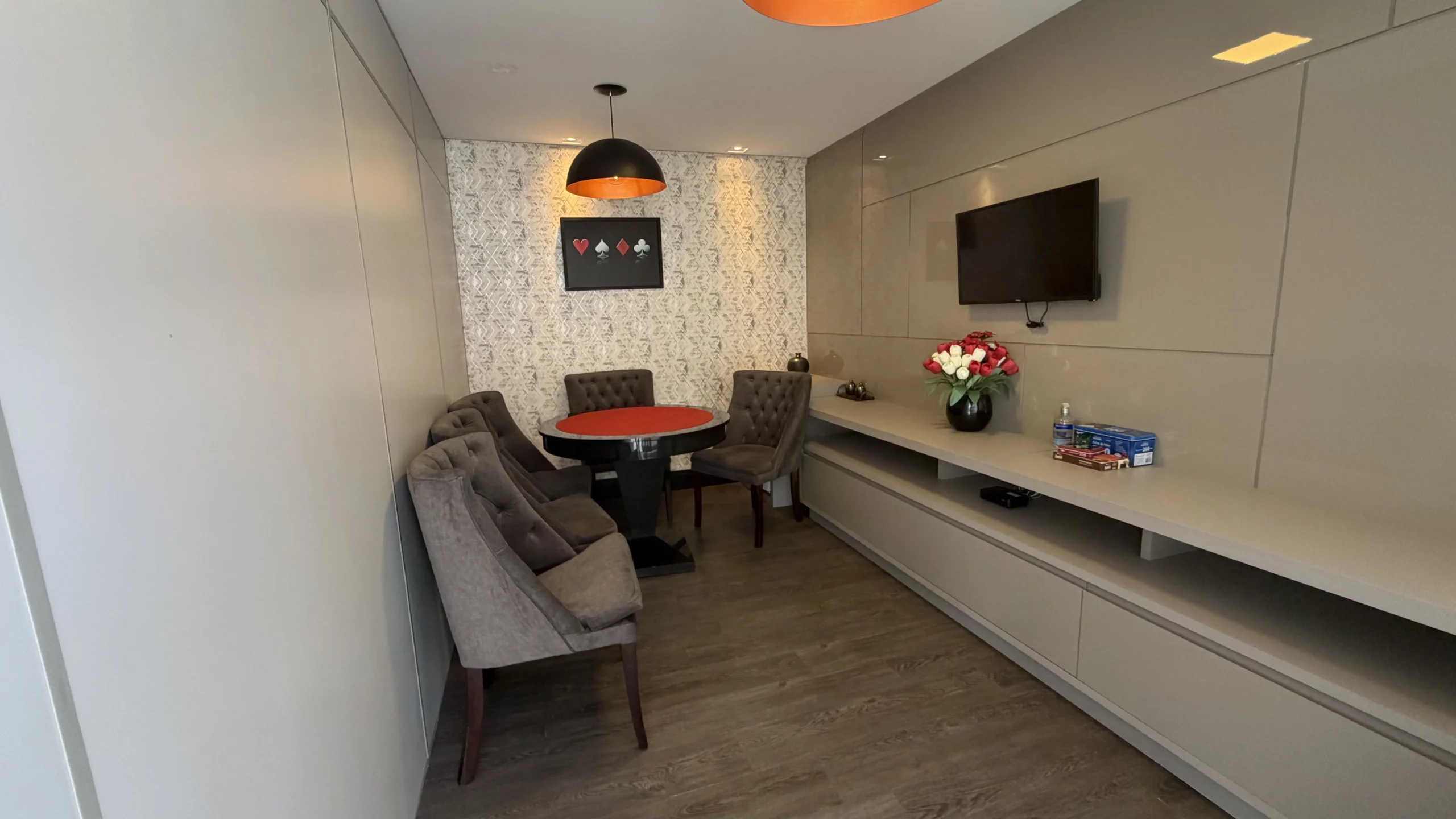 Refined Apartment with Mountain Vistas in Ingleses