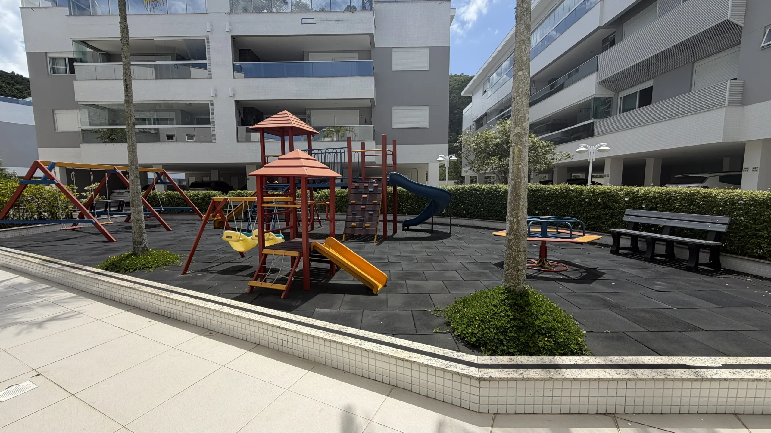 Refined Apartment with Mountain Vistas in Ingleses